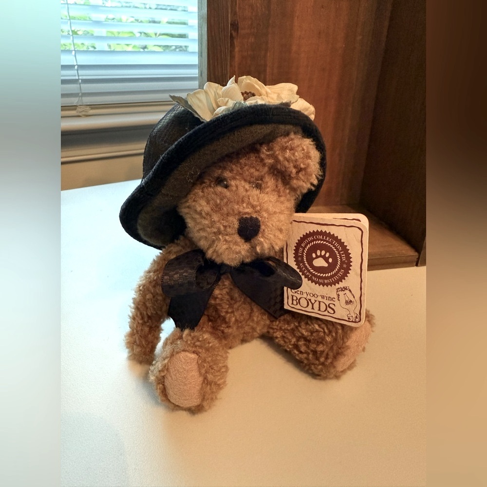 Gen-yoo-wine BOYDS Bears “MONIQUE LABEARSLEY”